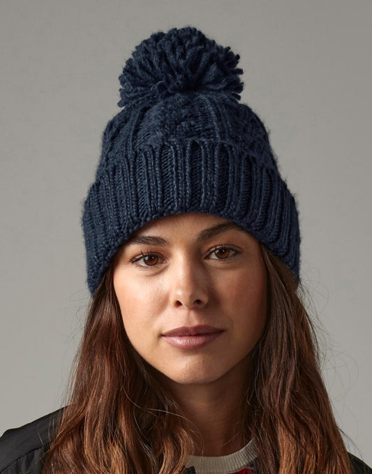 Damen Strickmütze mit Bommel in der Farbe Navy mit breitem Umschlag und strukturiertem Strickmuster.