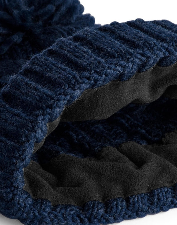 Damen Strickmütze mit Bommel in der Farbe Navy mit breitem Umschlag und strukturiertem Strickmuster.