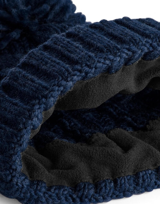 Damen Strickmütze mit Bommel in der Farbe Navy mit breitem Umschlag und strukturiertem Strickmuster.