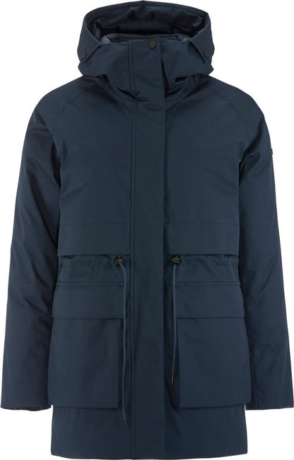 Damen Winterparka in BLaze mit Kapuze, hochschließendem Kragen und regulierbarer Taille. Längerer Schnitt mit großen Pattentaschen und dezenten funktionalen Details.