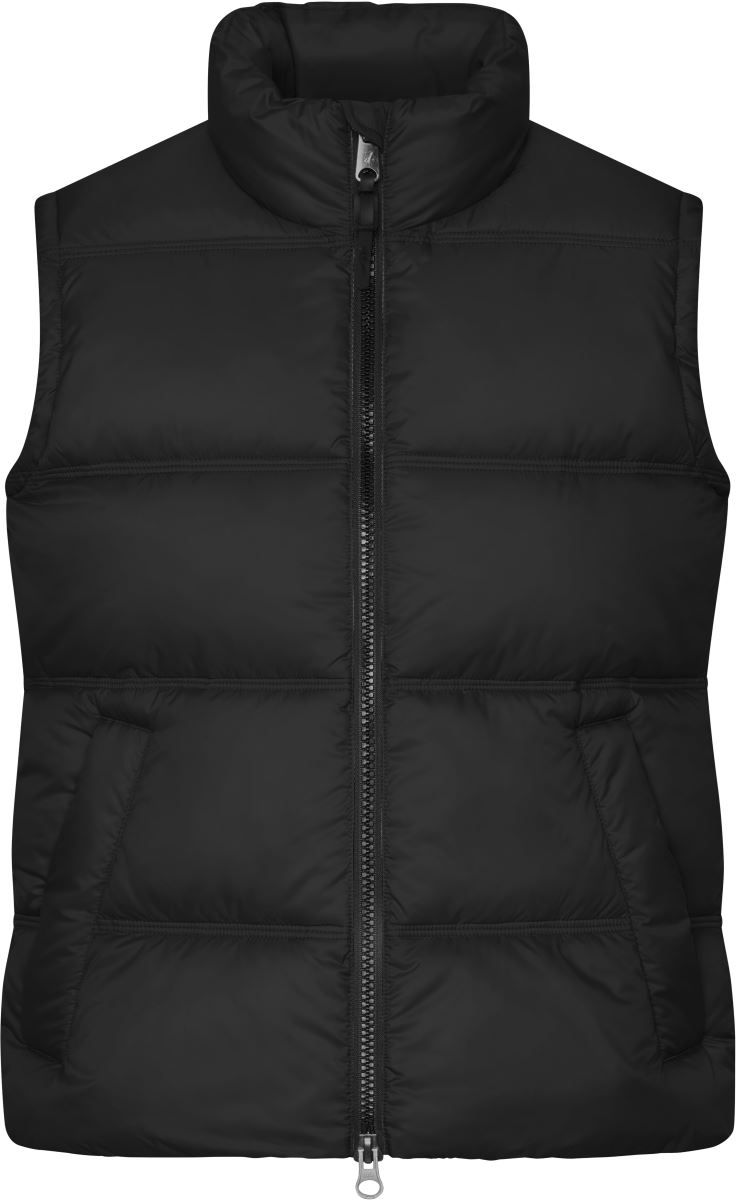 Damen Puffer Weste n Schwarz mit gleichmäßiger horizontaler Steppung und voluminöser Wattierung. Hüftlanger Schnitt und hochschließendem Kragen, durchgehendem Frontreißverschluss und seitlichen Eingriff Taschen.