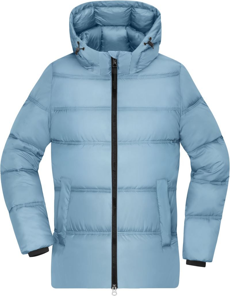 Damen Pufferjacke in Milky Blue mit gleichmäßiger horizontaler Steppung und voluminöser Wattierung. Hüftlanger Schnitt mit Kapuze, hochschließendem Kragen, durchgehendem Frontreißverschluss und seitlichen Eingriff Taschen.