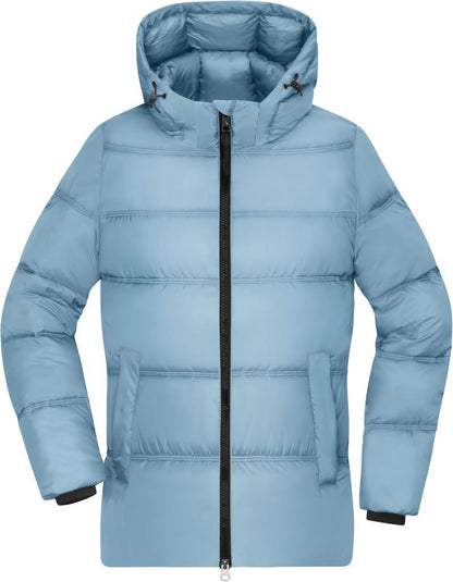 Damen Pufferjacke in Milky Blue mit gleichmäßiger horizontaler Steppung und voluminöser Wattierung. Hüftlanger Schnitt mit Kapuze, hochschließendem Kragen, durchgehendem Frontreißverschluss und seitlichen Eingriff Taschen.