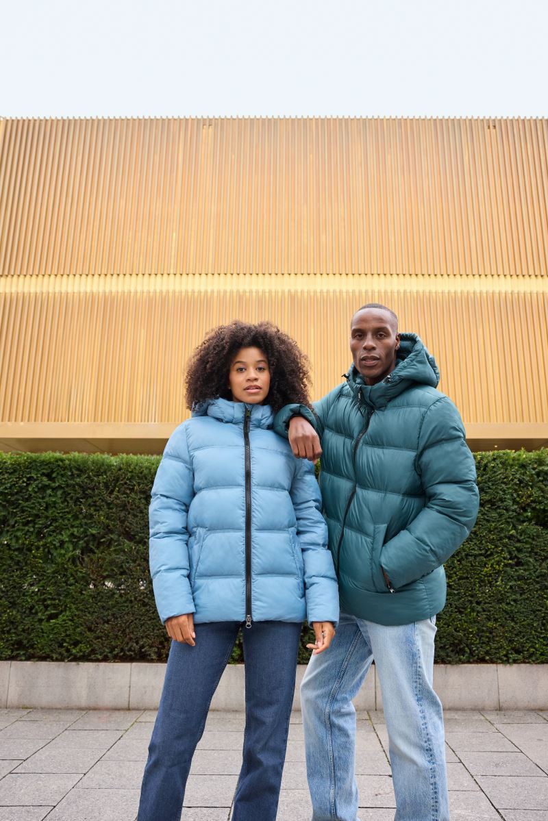 Damen Pufferjacke in Milky Blue mit gleichmäßiger horizontaler Steppung und voluminöser Wattierung. Hüftlanger Schnitt mit Kapuze, hochschließendem Kragen, durchgehendem Frontreißverschluss und seitlichen Eingriff Taschen.