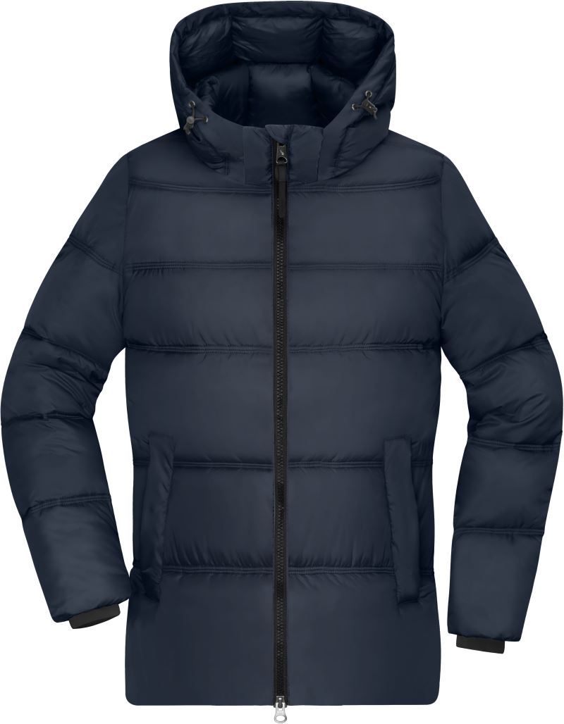 Damen Pufferjacke in Dunkelbalu mit gleichmäßiger horizontaler Steppung und voluminöser Wattierung. Hüftlanger Schnitt mit Kapuze, hochschließendem Kragen, durchgehendem Frontreißverschluss und seitlichen Eingriff Taschen.