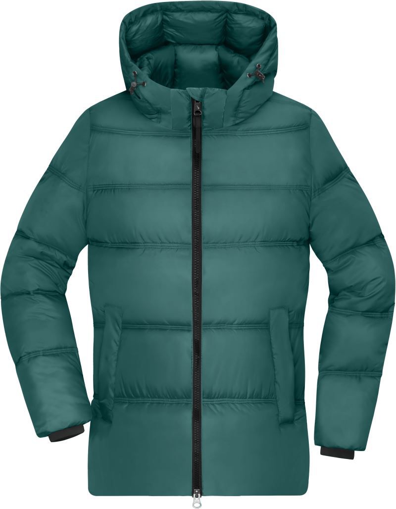 Damen Pufferjacke in Smokey Green  mit gleichmäßiger horizontaler Steppung und voluminöser Wattierung. Hüftlanger Schnitt mit Kapuze, hochschließendem Kragen, durchgehendem Frontreißverschluss und seitlichen Eingriff Taschen.