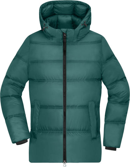 Damen Pufferjacke in Smokey Green  mit gleichmäßiger horizontaler Steppung und voluminöser Wattierung. Hüftlanger Schnitt mit Kapuze, hochschließendem Kragen, durchgehendem Frontreißverschluss und seitlichen Eingriff Taschen.
