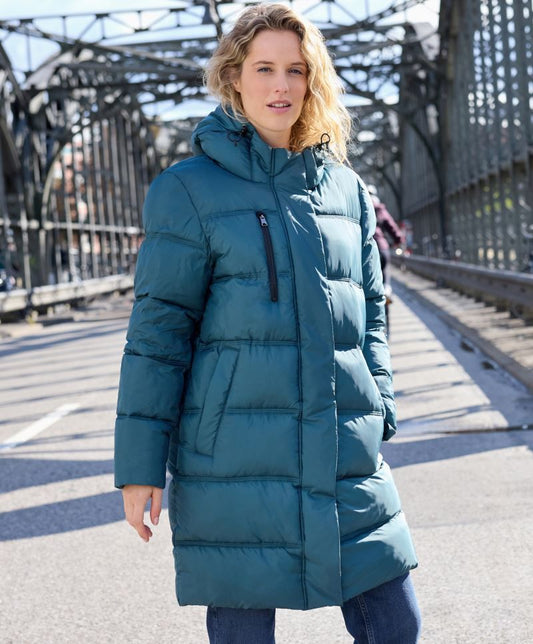 Damen Pufferjacke in Smokey Green mit gleichmäßiger horizontaler Steppung und voluminöser Wattierung. Knielanger Schnitt mit Kapuze, hochschließendem Kragen, durchgehendem Frontreißverschluss und seitlichen Eingriff Taschen.