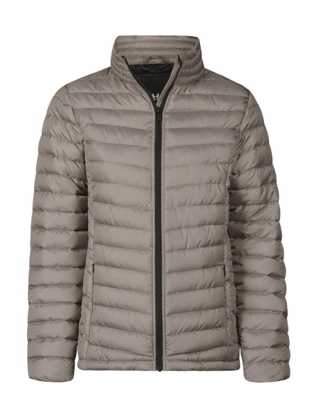 Damen Zeppelin Jacke in Driftwood mit schmaler, horizontaler Steppung über Vorderseite, Rücken und Ärmel. Körpernah geschnitten mit hohem Stehkragen, durchgehendem Reißverschluss und dezent integrierten Seitentaschen.