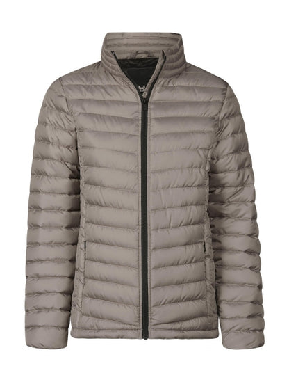 Damen Zeppelin Jacke in Driftwood mit schmaler, horizontaler Steppung über Vorderseite, Rücken und Ärmel. Körpernah geschnitten mit hohem Stehkragen, durchgehendem Reißverschluss und dezent integrierten Seitentaschen.