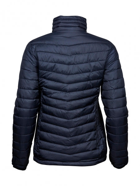 Damen Zeppelin Jacke in Navy mit schmaler, horizontaler Steppung über Vorderseite, Rücken und Ärmel. Körpernah geschnitten mit hohem Stehkragen, durchgehendem Reißverschluss und dezent integrierten Seitentaschen.