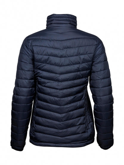 Damen Zeppelin Jacke in Navy mit schmaler, horizontaler Steppung über Vorderseite, Rücken und Ärmel. Körpernah geschnitten mit hohem Stehkragen, durchgehendem Reißverschluss und dezent integrierten Seitentaschen.