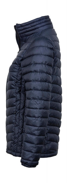 Damen Zeppelin Jacke in Navy mit schmaler, horizontaler Steppung über Vorderseite, Rücken und Ärmel. Körpernah geschnitten mit hohem Stehkragen, durchgehendem Reißverschluss und dezent integrierten Seitentaschen.