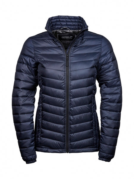 Damen Zeppelin Jacke in Navy mit schmaler, horizontaler Steppung über Vorderseite, Rücken und Ärmel. Körpernah geschnitten mit hohem Stehkragen, durchgehendem Reißverschluss und dezent integrierten Seitentaschen.
