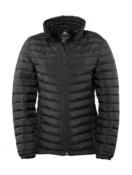 Damen Zeppelin Jacke in Schwarz mit schmaler, horizontaler Steppung über Vorderseite, Rücken und Ärmel. Körpernah geschnitten mit hohem Stehkragen, durchgehendem Reißverschluss und dezent integrierten Seitentaschen.