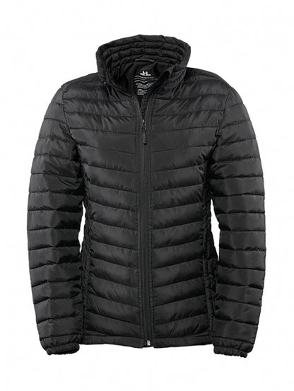 Damen Zeppelin Jacke in Schwarz mit schmaler, horizontaler Steppung über Vorderseite, Rücken und Ärmel. Körpernah geschnitten mit hohem Stehkragen, durchgehendem Reißverschluss und dezent integrierten Seitentaschen.