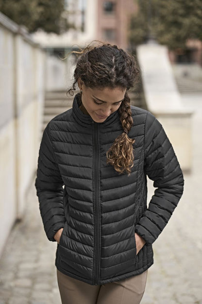 Damen Zeppelin Jacke in Schwarz mit schmaler, horizontaler Steppung über Vorderseite, Rücken und Ärmel. Körpernah geschnitten mit hohem Stehkragen, durchgehendem Reißverschluss und dezent integrierten Seitentaschen.