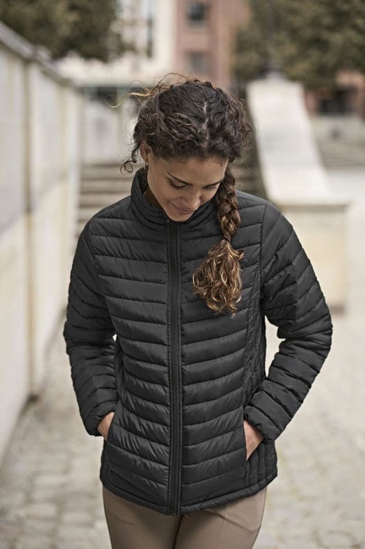 Damen Zeppelin Jacke in Schwarz mit schmaler, horizontaler Steppung über Vorderseite, Rücken und Ärmel. Körpernah geschnitten mit hohem Stehkragen, durchgehendem Reißverschluss und dezent integrierten Seitentaschen.