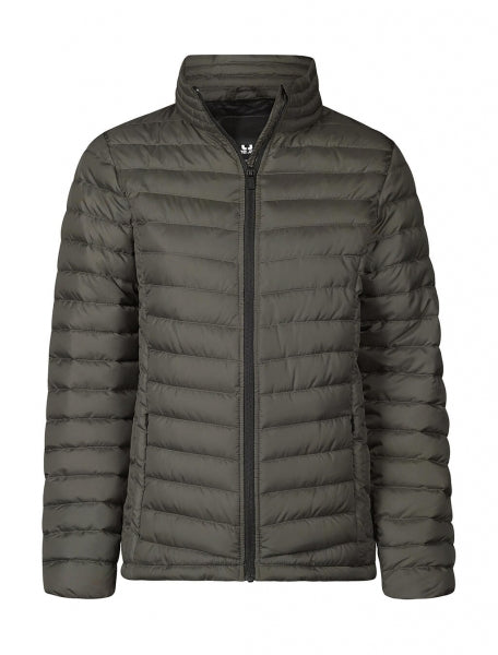 Damen Zeppelin Jacke in Shadow mit schmaler, horizontaler Steppung über Vorderseite, Rücken und Ärmel. Körpernah geschnitten mit hohem Stehkragen, durchgehendem Reißverschluss und dezent integrierten Seitentaschen.