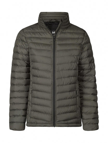 Damen Zeppelin Jacke in Shadow mit schmaler, horizontaler Steppung über Vorderseite, Rücken und Ärmel. Körpernah geschnitten mit hohem Stehkragen, durchgehendem Reißverschluss und dezent integrierten Seitentaschen.