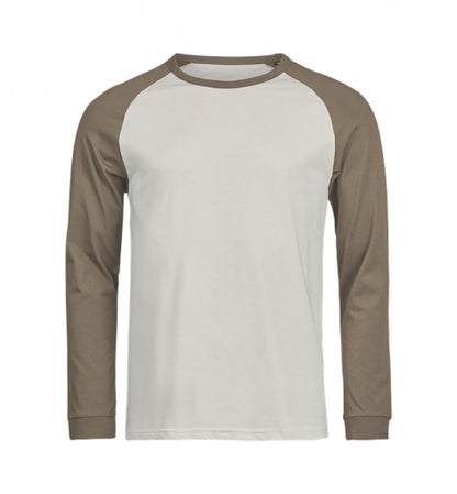 Herren Baseball Shirt in Cement und Clay mit kontrastierenden Raglanärmeln und lässige Passform. 