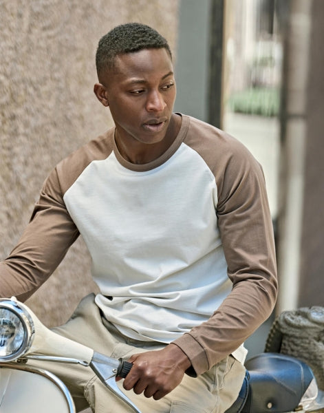 Herren Baseball Shirt in Cement und Clay mit kontrastierenden Raglanärmeln und lässige Passform. 