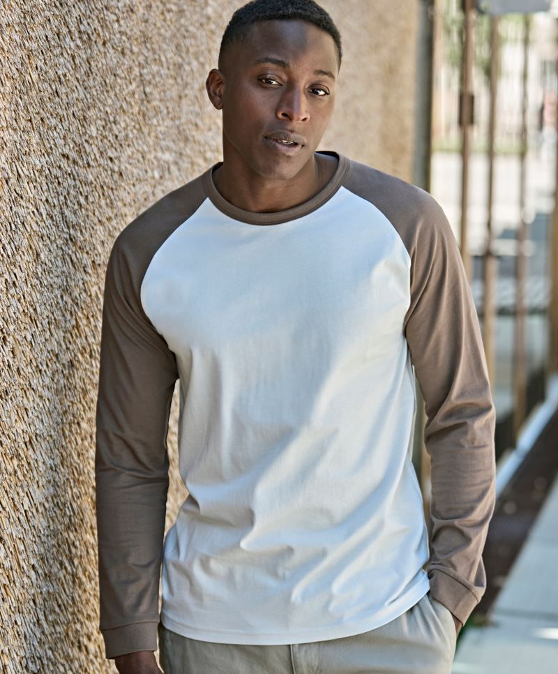 Herren Baseball Shirt in Cement und Clay mit kontrastierenden Raglanärmeln und lässige Passform. 