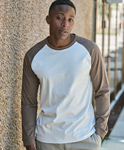 Herren Baseball Shirt in Cement und Clay mit kontrastierenden Raglanärmeln und lässige Passform. 