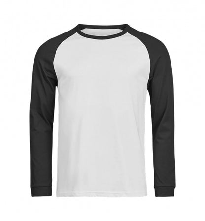 Herren Baseball Shirt in Weiß und Schwarz mit kontrastierenden Raglanärmeln und lässige Passform. 