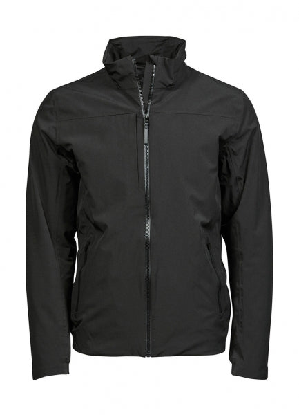 Eine Herren All  Weather Jacke  in  schwarz mit geradem, längerem Schnitt bis über die Hüfte. Schlichtes Design mit hochstehendem Kragen, verdecktem Frontreißverschluss und zwei seitlichen Reißverschlusstaschen.