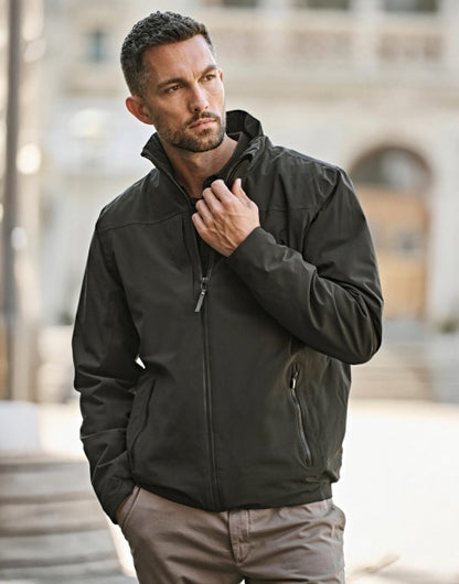 Eine Herren All  Weather Jacke  in  schwarz mit geradem, längerem Schnitt bis über die Hüfte. Schlichtes Design mit hochstehendem Kragen, verdecktem Frontreißverschluss und zwei seitlichen Reißverschlusstaschen.