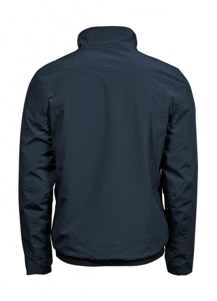 Eine Herren All  Weather Jacke  in  navy  mit geradem, längerem Schnitt bis über die Hüfte. Schlichtes Design mit hochstehendem Kragen, verdecktem Frontreißverschluss und zwei seitlichen Reißverschlusstaschen.