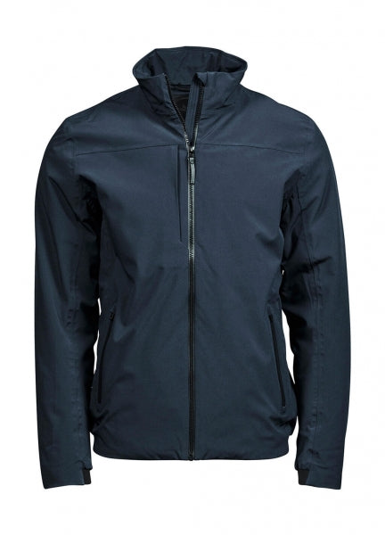 Eine Herren All  Weather Jacke  in  navy mit geradem, längerem Schnitt bis über die Hüfte. Schlichtes Design mit hochstehendem Kragen, verdecktem Frontreißverschluss und zwei seitlichen Reißverschlusstaschen.