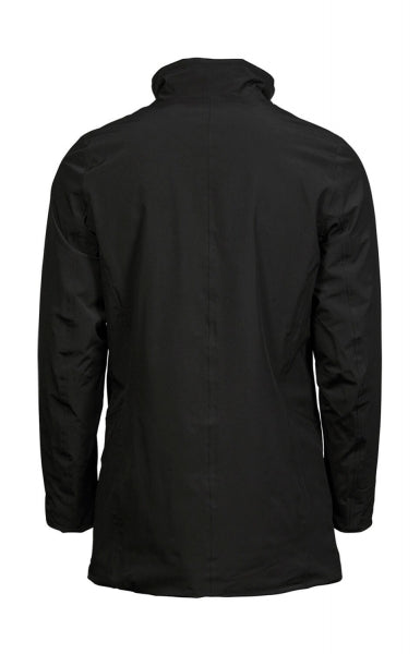 Ein Herren All Weather Parka in  schwarz mit geradem, längerem Schnitt bis über die Hüfte. Schlichtes Design mit hochstehendem Kragen, verdecktem Frontreißverschluss und zwei seitlichen Reißverschlusstaschen.