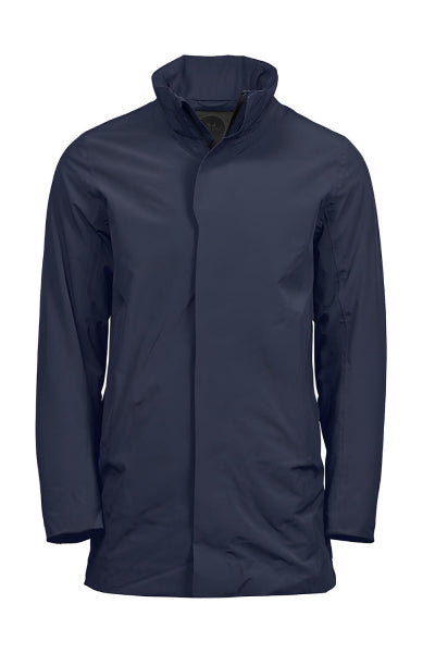 Ein Herren All Weather Parka in  Dunkelblau mit geradem, längerem Schnitt bis über die Hüfte. Schlichtes Design mit hochstehendem Kragen, verdecktem Frontreißverschluss und zwei seitlichen Reißverschlusstaschen.