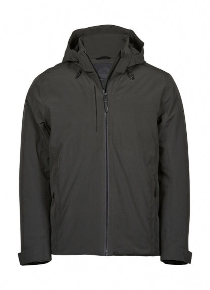 Eine Herren All  Weather Winter Jacke mit Kapuze  in  Asphalt mit geradem, längerem Schnitt bis über die Hüfte. Schlichtes Design mit hochstehendem Kragen, verdecktem Frontreißverschluss und zwei seitlichen Reißverschlusstaschen.