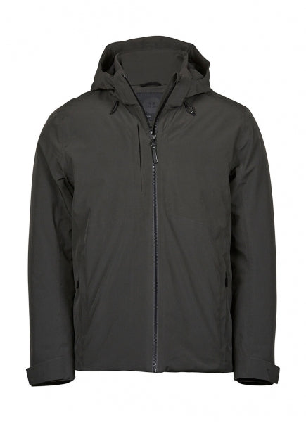 Eine Herren All  Weather Winter Jacke mit Kapuze  in  Asphalt mit geradem, längerem Schnitt bis über die Hüfte. Schlichtes Design mit hochstehendem Kragen, verdecktem Frontreißverschluss und zwei seitlichen Reißverschlusstaschen.