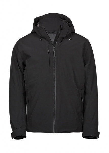 Eine Herren All  Weather Winter Jacke mit Kapuze  in  Schwarz mit geradem, längerem Schnitt bis über die Hüfte. Schlichtes Design mit hochstehendem Kragen, verdecktem Frontreißverschluss und zwei seitlichen Reißverschlusstaschen.