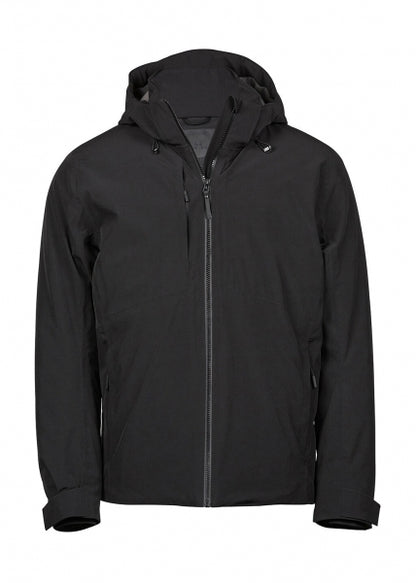 Eine Herren All  Weather Winter Jacke mit Kapuze  in  Schwarz mit geradem, längerem Schnitt bis über die Hüfte. Schlichtes Design mit hochstehendem Kragen, verdecktem Frontreißverschluss und zwei seitlichen Reißverschlusstaschen.