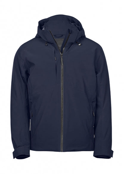 Eine Herren All  Weather Winter Jacke mit Kapuze  in  Deep Navy mit geradem, längerem Schnitt bis über die Hüfte. Schlichtes Design mit hochstehendem Kragen, verdecktem Frontreißverschluss und zwei seitlichen Reißverschlusstaschen.