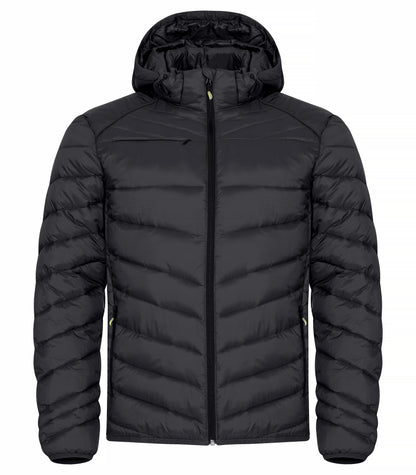 Eine Hüftlange Herrenjacke in schwarz  mit Kapuze, hohem Kragen und langen Ärmeln. Die schmale Steppung verleiht der Jacke eine gleichmäßige Struktur und einen sportlichen Charakter
