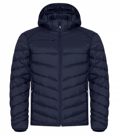 Eine Hüftlange Herrenjacke in Navy blau mit Kapuze, hohem Kragen und langen Ärmeln. Die schmale Steppung verleiht der Jacke eine gleichmäßige Struktur und einen sportlichen Charakter