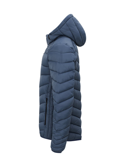 Eine Hüftlange Herrenjacke in Fog Blue mit Kapuze, hohem Kragen und langen Ärmeln. Die schmale Steppung verleiht der Jacke eine gleichmäßige Struktur und einen sportlichen Charakter