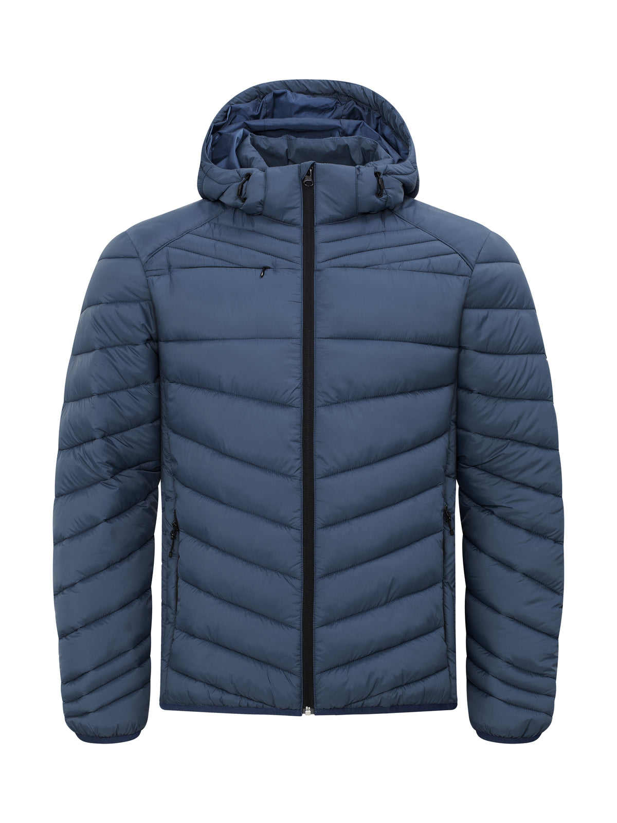 Eine Hüftlange Herrenjacke in Fog Blue mit Kapuze, hohem Kragen und langen Ärmeln. Die schmale Steppung verleiht der Jacke eine gleichmäßige Struktur und einen sportlichen Charakter
