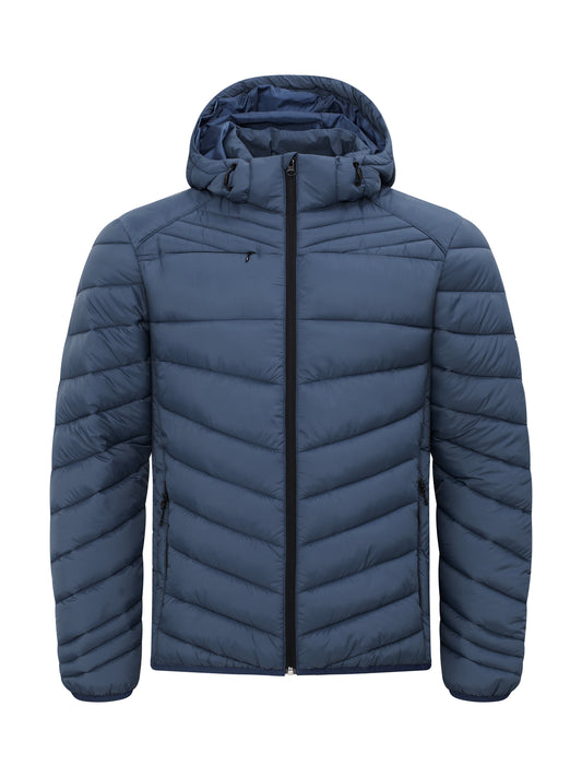 Eine Hüftlange Herrenjacke in Fog Blue mit Kapuze, hohem Kragen und langen Ärmeln. Die schmale Steppung verleiht der Jacke eine gleichmäßige Struktur und einen sportlichen Charakter