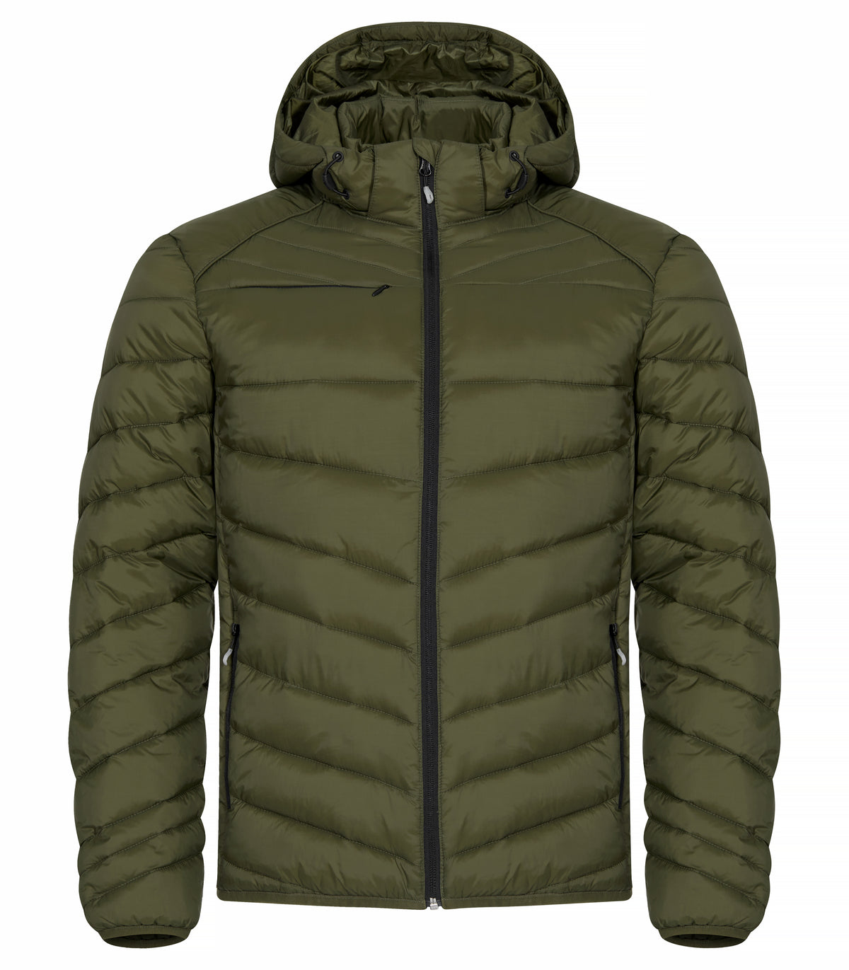 Eine Hüftlange Herrenjacke in Fog Green mit Kapuze, hohem Kragen und langen Ärmeln. Die schmale Steppung verleiht der Jacke eine gleichmäßige Struktur und einen sportlichen Charakter