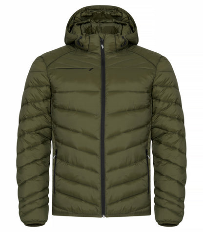 Eine Hüftlange Herrenjacke in Fog Green mit Kapuze, hohem Kragen und langen Ärmeln. Die schmale Steppung verleiht der Jacke eine gleichmäßige Struktur und einen sportlichen Charakter