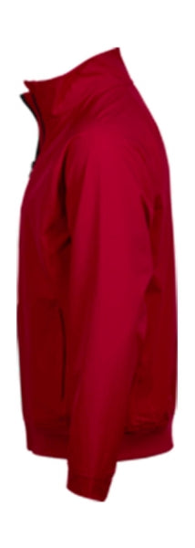 Rote Herren-Clubjacke in sportlich-eleganter Optik mit glatter Oberfläche, leicht tailliertem Schnitt, hochstellbarem Kragen, verdeckten Seitentaschen und schwarzem Frontreißverschluss.