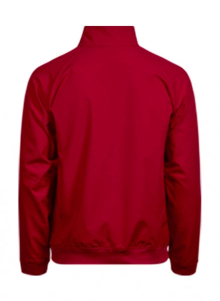 Rote Herren-Clubjacke in sportlich-eleganter Optik mit glatter Oberfläche, leicht tailliertem Schnitt, hochstellbarem Kragen, verdeckten Seitentaschen und schwarzem Frontreißverschluss.