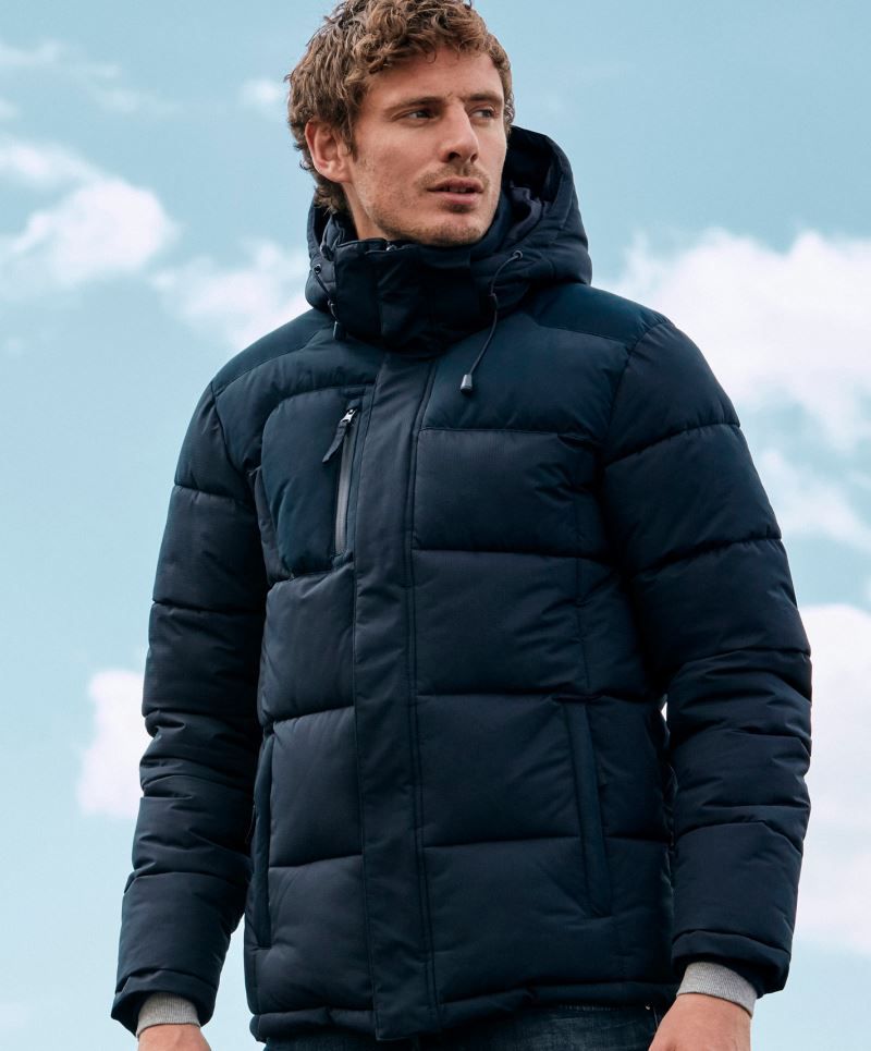 Herren Colorado Winterjacke in Schwarz mit horizontaler Steppung und hüftlangem Schnitt. Die Jacke hat eine Kapuze, einen durchgehenden Frontreißverschluss und zwei seitliche Eingriff Taschen.